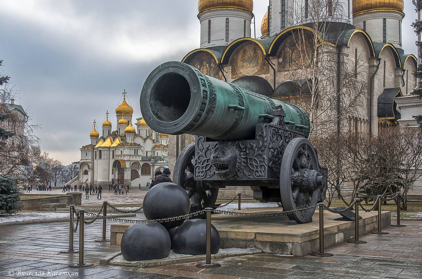 Достопримечательности кремля фото. Царь-пушка Московский Кремль. Московский Кремль царь пушка и царь колокол. Москва Кремль царь пушка. Ивановская площадь в Москве царь пушка.